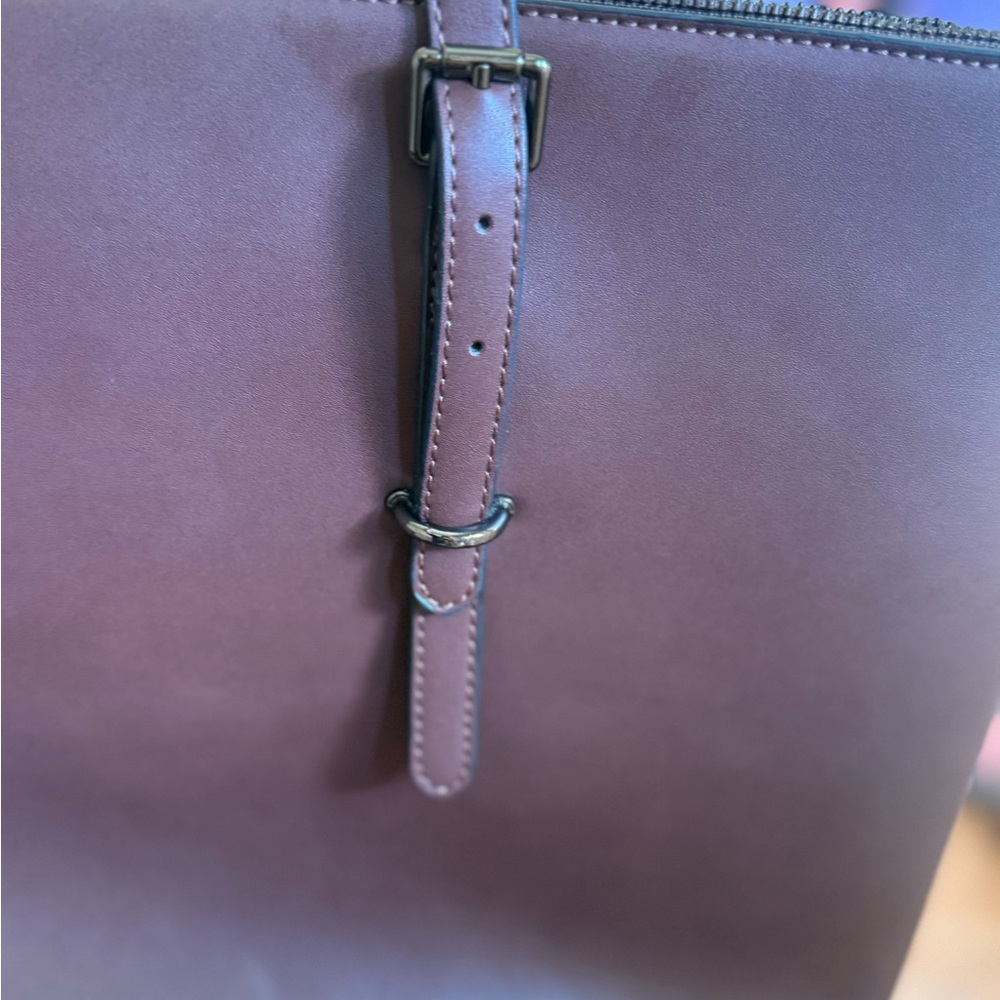 Elegant Brown Leather Tote Bag with Clean Lines - Picture 4 of 9